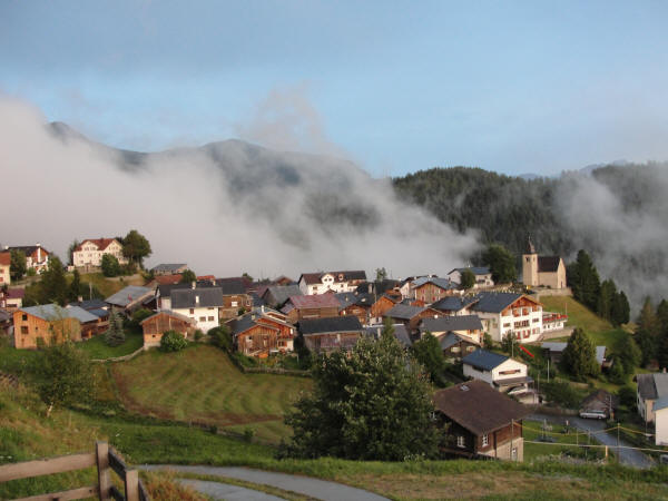 Dorf im Nebel